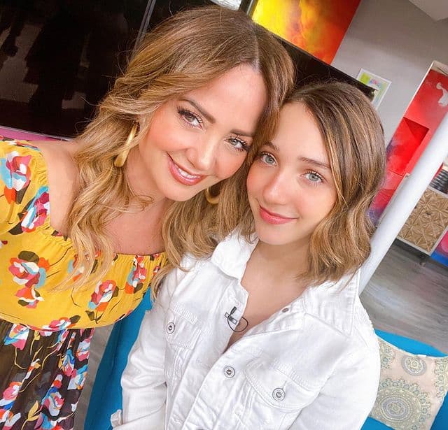 Nina, hija de Andrea Legarreta, celebra sus XV años y es su vestido el que deja sin palabras.