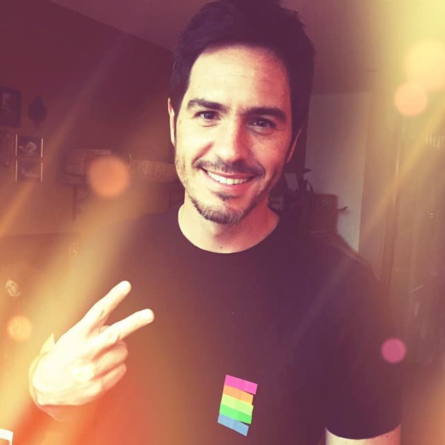 Al poco tiempo, el actor fue adoptado por una pareja mexicana, sin embargo, casi dos años después se separaron y él viajó a México con su madre adoptiva. “Nací en Washington D.C, ahí me adoptaron Guillermo, que es mi primer padre adoptivo, y María, que es mi madre adoptiva, mexicanos (…) Se divorcian cuando yo tenía año y medio o dos años, yo me voy con mi madre adoptiva, se vuelve a casar”, detalló.