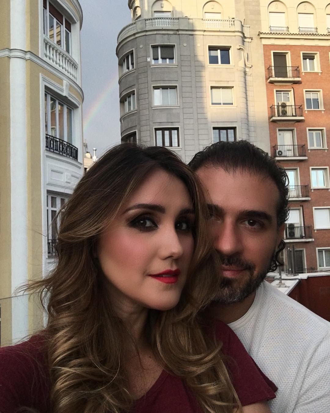 Cuestionada sobre su rol de madrastra, Dulce María respondió a ¡Hola!, en 2018: “Son unos angelitos hermosos y lo que yo pueda permear en ellos positivamente lo hago con todo el amor, tomando mi papel como de amiga más bien. Hasta ahí, respeto mucho esa parte”.