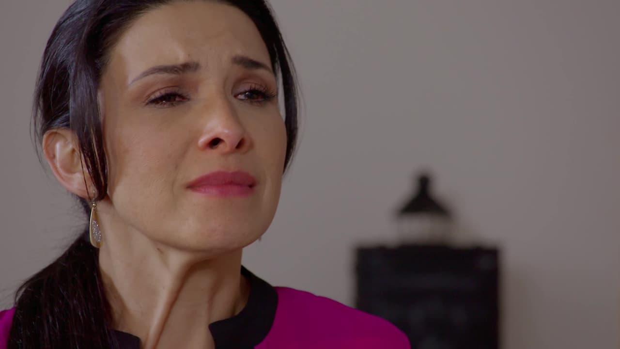 Decide decirle toda la verdad a su hijastra: Sus padres se habían divorciado desde mucho antes, pero vivían juntos para que no le quitaran a ella a su hija. Iban a internarla en un hospital psiquiátrico justo el día de su boda, pero ella se escapó.