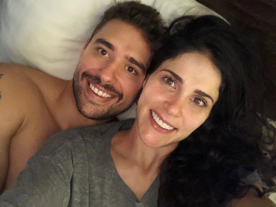 Mientras que la protagonista de Te doy la vida indicó: “Celebro tu vida como ninguna otra. Feliz cumpleaños amor de mi vida, feliz cumpleaños al ser más bonito de esta tierra!!! Que seas muy feliz todos tus días, que cumplas todos tus sueños, que estés rodeado de bendiciones, lleno de amor y todo lo bonito que te mereces y de sobra. Eres el mejor ser humano que conozco, con el corazón y la bondad más grande de esta tierra. Soy una bendecida de tenerte a mi lado y estar rodeada con tu luz. TE AMO, este cumpleaños será diferente, pero porque será el primero de muchos que pasaremos juntos”.