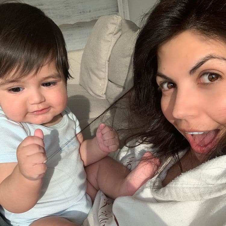 En agosto de 2020, nació León, primogénito de África Zavala, quien no ha parado de compaginar su facetea de mamá con su carrera de actriz.