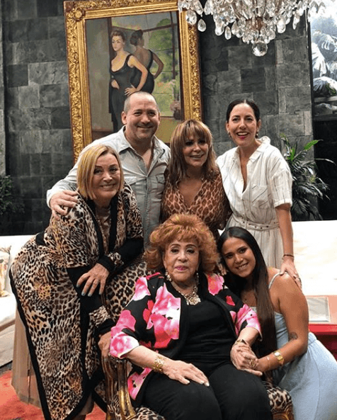 Tanto Sylvia Pasquel como Alejandra compartieron algunas imágenes de la fiesta, en donde cada una captó diferentes ángulos y momentos.