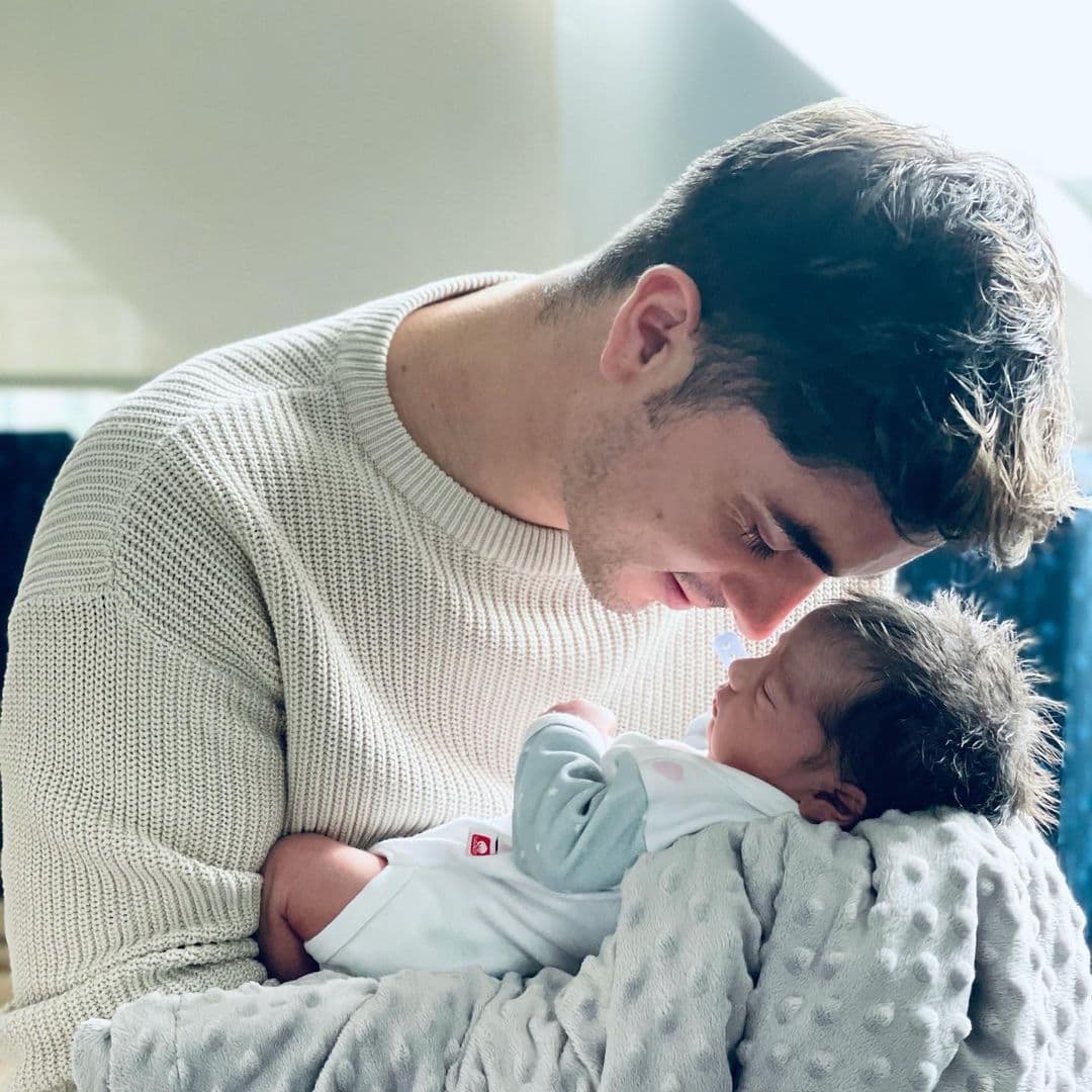 “¡Mi querido Leonel, quiero que creas en lo mas profundo de tu corazón. Que eres capaz de lograr cualquier cosa que te propongas. Nunca perderás, simplemente ganaras o aprenderás. No puedo prometer estar aquí por el resto de tu vida pero puedo prometer amarte por el resto de la mía. Con amor… TU PAPA. Ahora si a vivir la mejor etapa de nuestras vidas junto con tu mami hermosa”, escribió al lado de su publicación.