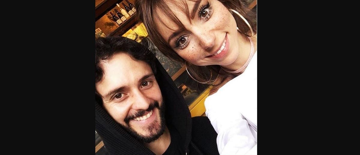 Natalia Téllez participó en ‘Rebelde’, telenovela protagonizada por Christopher Uckermann. Aunque en la ficción sus personajes no tenían un noviazgo, sí surgió el amor y sostuvieron un tórrido romance por años.