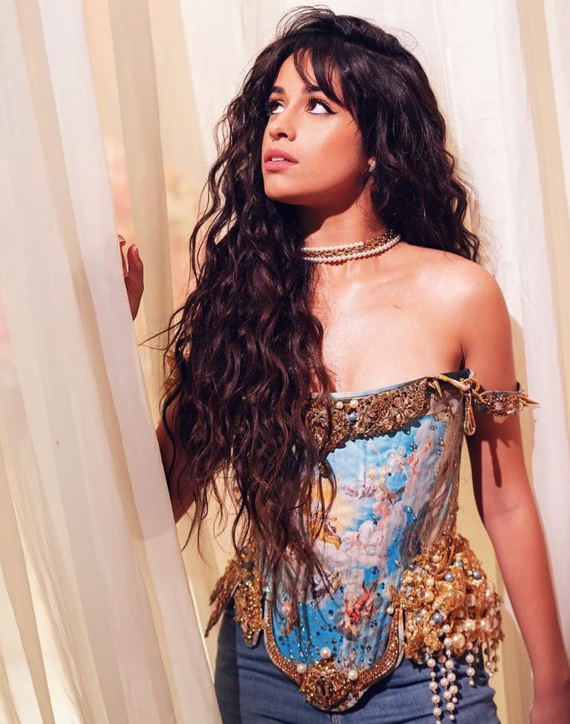 Camila Cabello fascina a sus admiradores con su nuevo álbum, 'Romance'