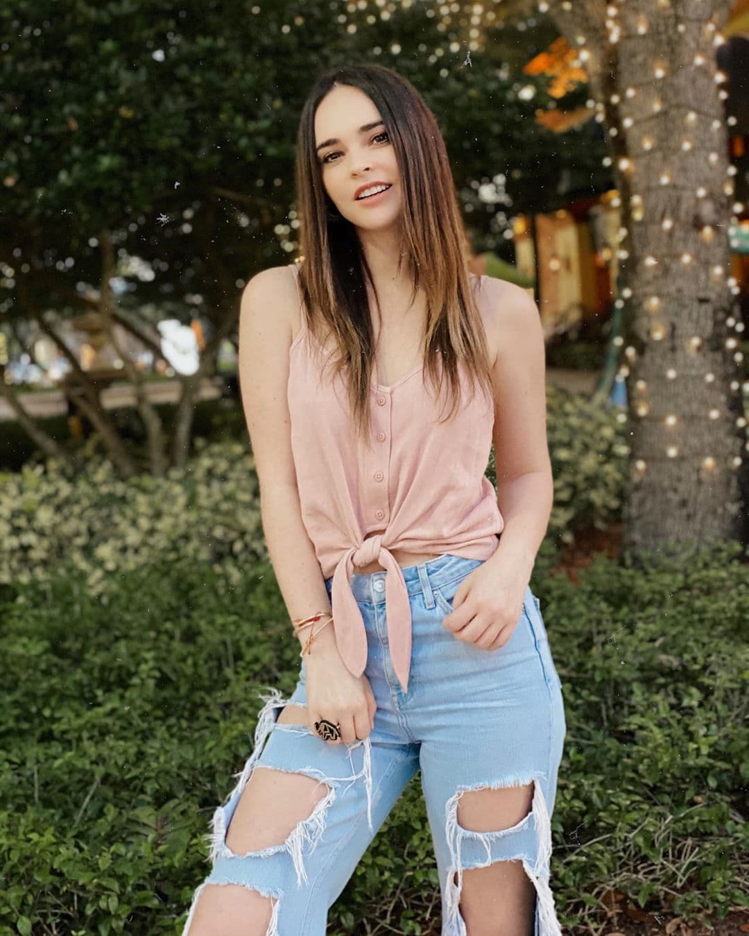 A su trayectoria artística se suma su incursión al cine con películas como ‘El Alien y yo’ (2016), ‘108 costuras’ (2018) y ‘Qué culpa tiene el niño’ 82016), esta última al lado de Karla Souza. Sin embargo, será en los próximos meses cuando regrese al séptimo arte con la película ‘El Amarre’ junto a Vadhir Derbez.