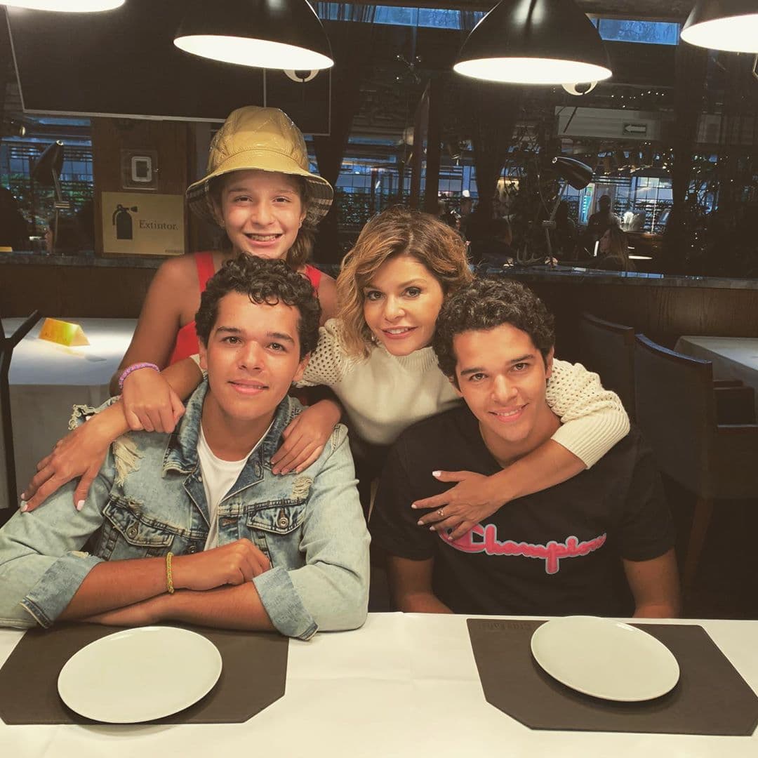 Llaman suegra a Itatí Cantoral por tierna fotografía al lado de sus gemelos, Roberto y Eduardo