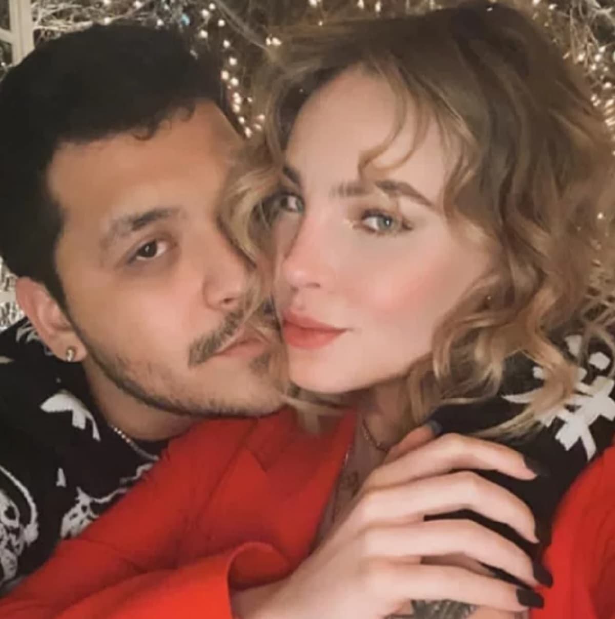 El cantante dio la cara tras su separación de la actriz