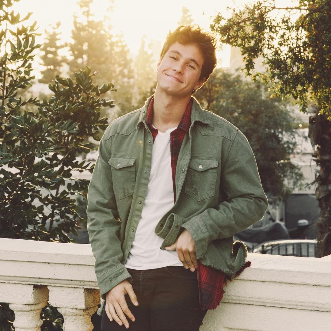 A la par de su exitosa carrea como actor, Michael Ronda explota su faceta de cantante; sus sencillos como solista salieron en 2018 y 2019.