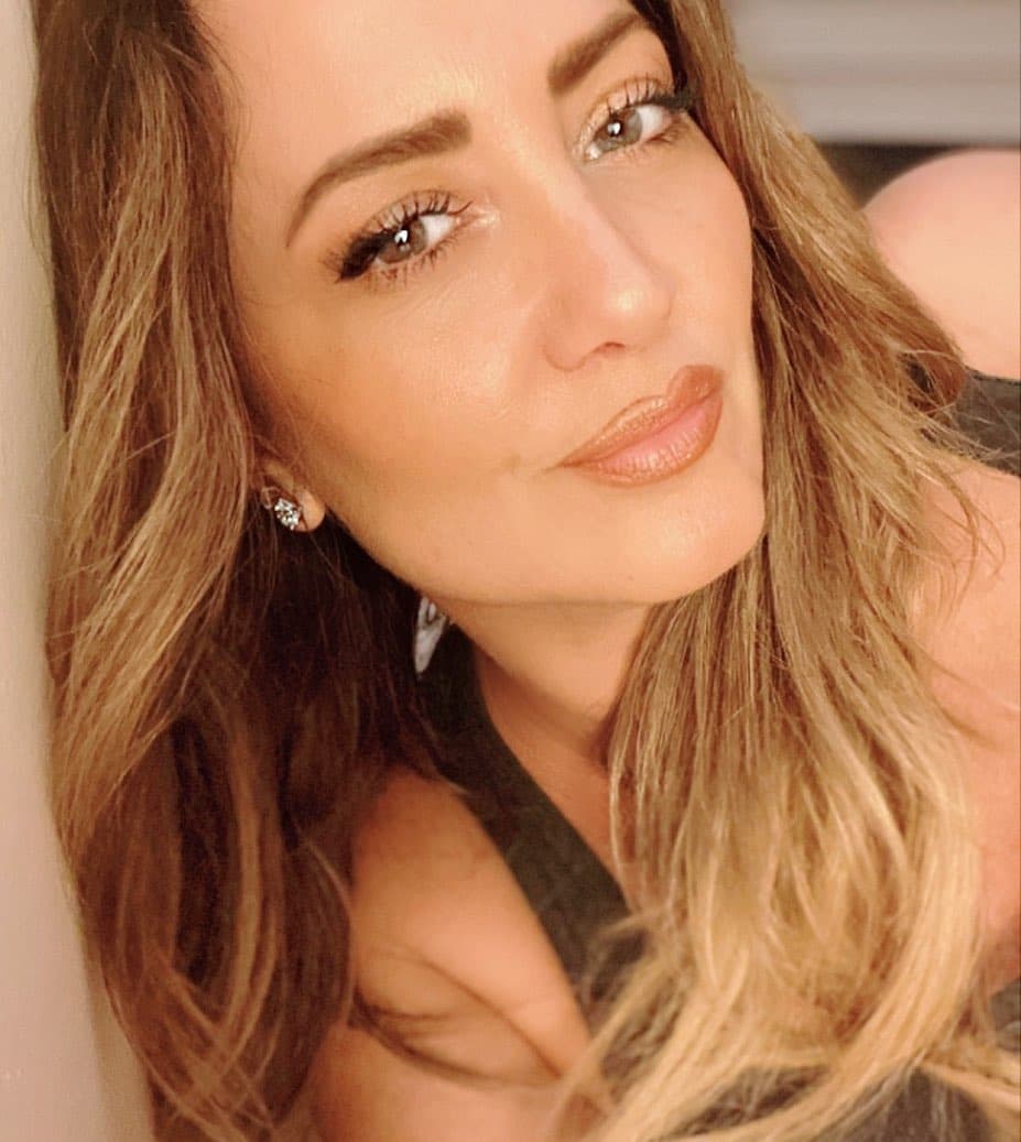 “Mis papás nos enseñaron el trabajar por las cosas, el ganarte lo que quieres, el luchar por lo que quieres, ellos tuvieron etapas muy complicadas… Yo nunca recibí la casita de muñecas de Barbie y tenía amigas que la tenían… Cuando nosotros le pedíamos algo a Santa, porque nos enseñaban a no pedir grandes cantidades, entendíamos que lo que llegara era padrísimo, lo valorábamos muchísimo. Hubo un año en que me llegó una casa hermosa de madera, supe que Santa a había hecho con sus manos, entonces mucho más hermosa que tener la casa de plástico de Barbie”, indicó.