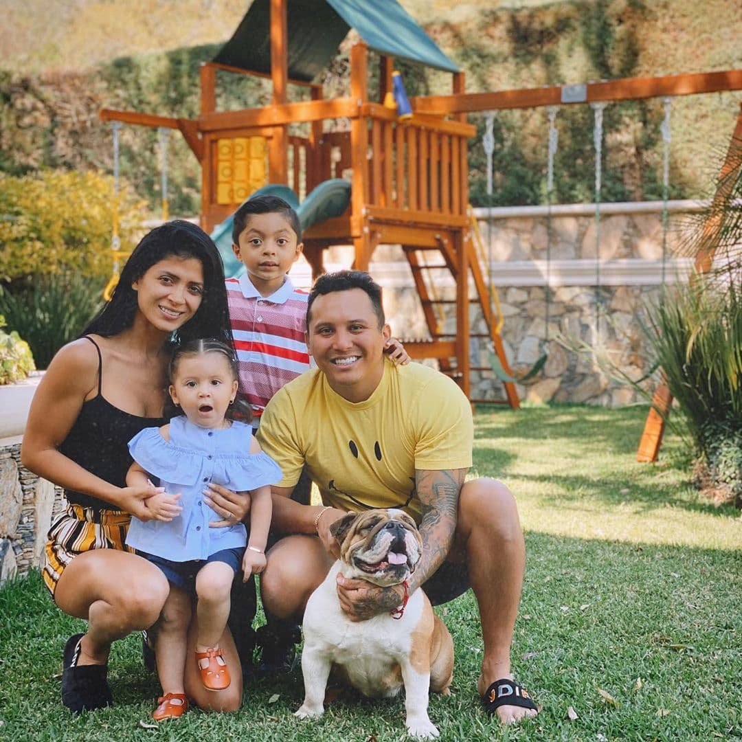 El jardín es tan grande que hay una zona de juegos infantiles para sus hijos Dasha, Damián y Gianna.