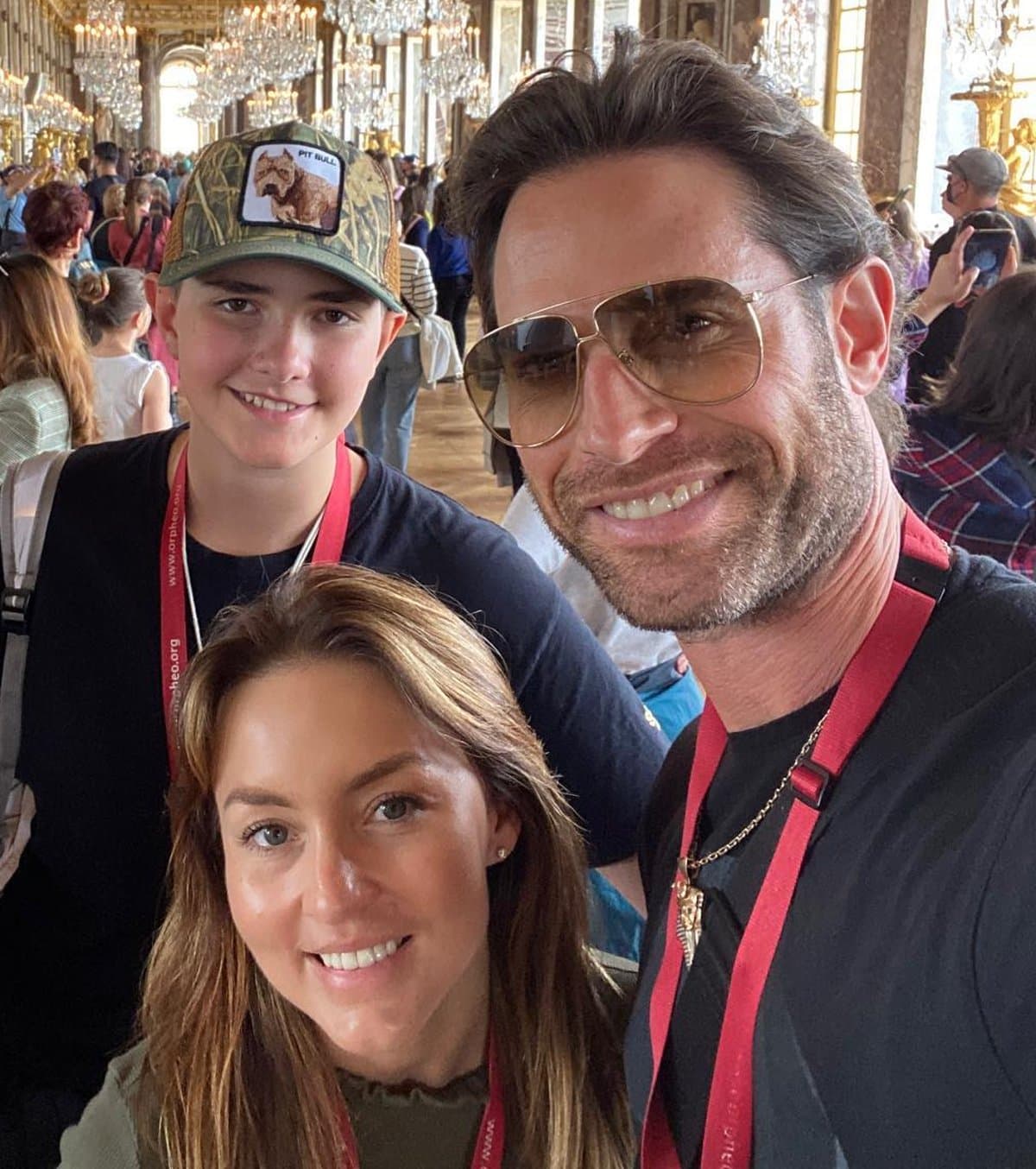 El actor compartió entrañables fotografías al lado de su familia y de Angelique Boyer.