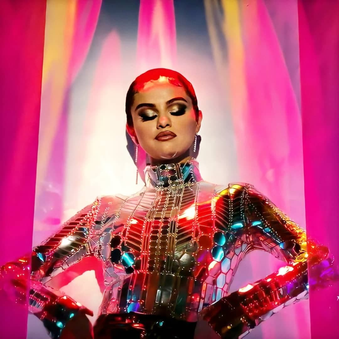 Una vez dicho esto, Selena Gomez sorprendió a sus fans con ‘Look at her now’, tema que volvió a colocarse en las tendencias de Twitter. “Le llevó años secarse las lágrimas, pero mírala ahora”, dice la canción.