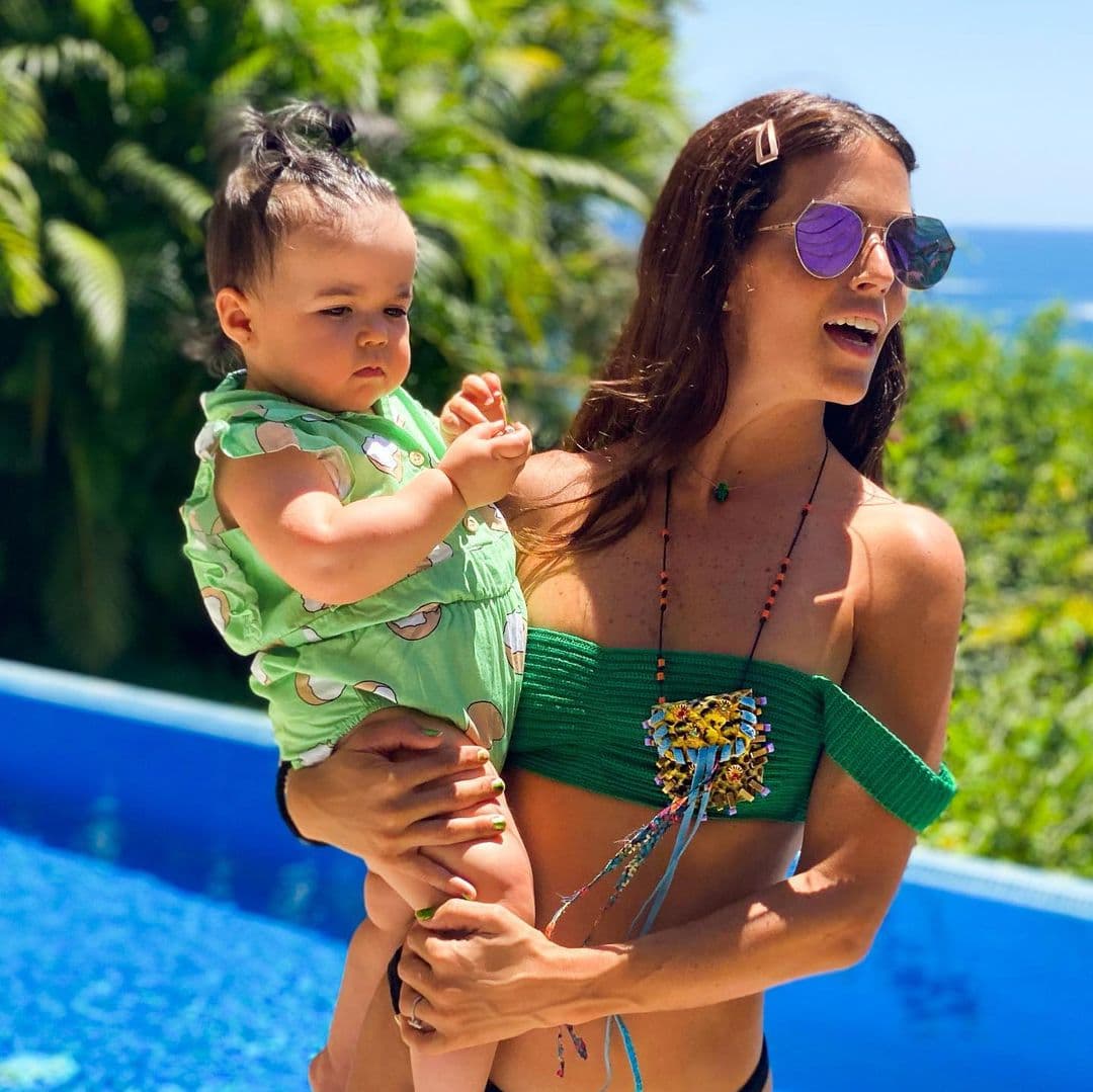 Claudia Álvarez dio la bienvenida a la maternidad con el nacimiento de Kira a través de una cesárea en diciembre de 2019 sorprendiendo un mes después con una espectacular figura. ¿El secreto? Vendas frías, dieta saludable y fajas pues hasta entonces no tenía autorización para realizar ejercicio.