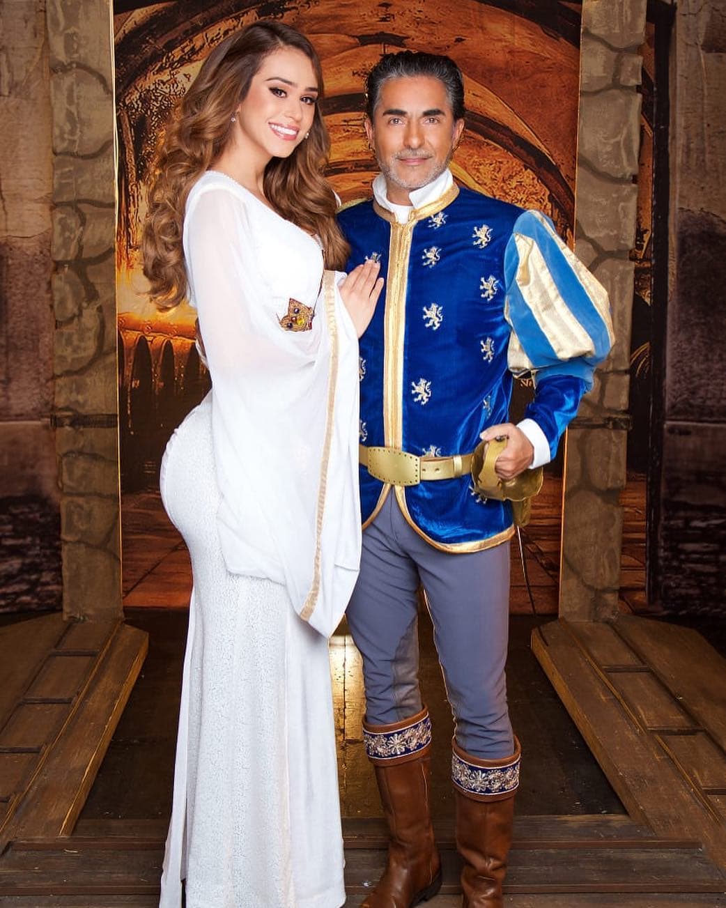 Yanet García y Raúl Araiza en la obra de teatro 'El Tenorio Cómico'.
