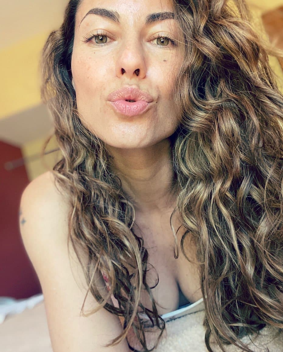 Y es que, la mamá de Sergio Mayer Mori sorprendió a sus seguidores en Instagram con una fotografía en la que posó con su característica melena rizada, cejas pobladas y sin una sola gota de maquillaje con lo que dejó claro que a sus 42 años goza de uno de los cutis más envidiables de la farándula.
