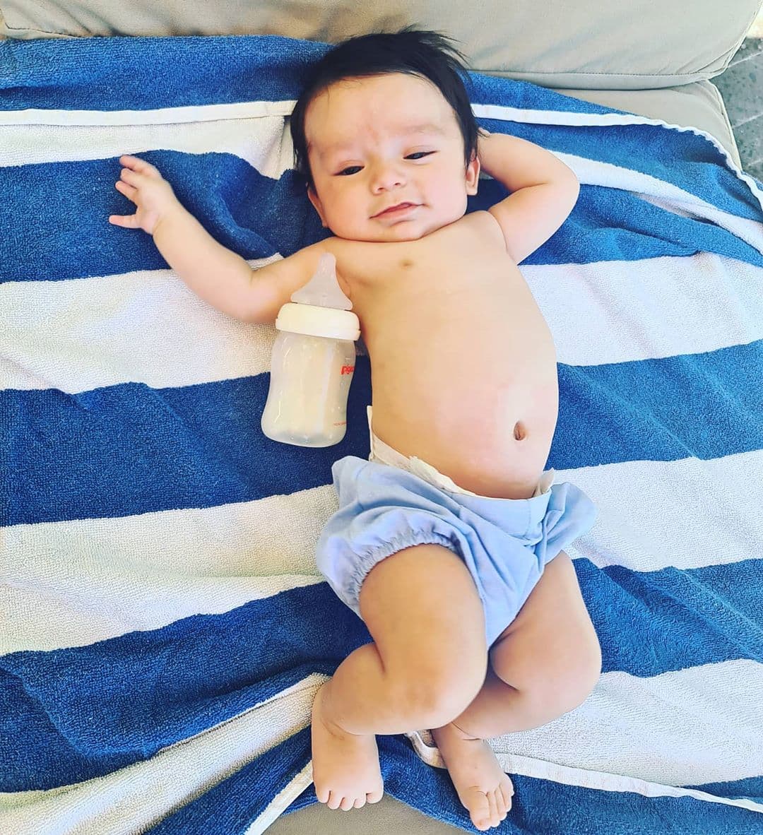 “Me fui a la playa y yo siempre veía a los niños con el pañal solito y decía ‘es que las mamás, por qué los traen encuerados, por qué no les ponen ni un traje’… Estábamos en un lugar sin suficiente aire acondicionado y pues me volví esa mamá que dije no iba a ser, lo traje comiendo en la mesa en puro pañal, me siento orgullosa de haberlo hecho”, indicó.