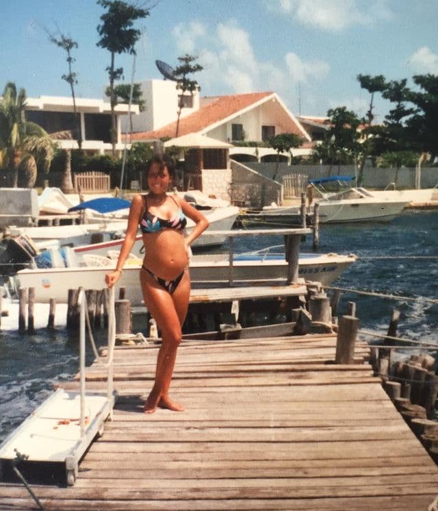 La también modelo publicó a través de historias de Instagram una tierna foto de su entonces joven madre modelando un bikini y enorme vientre.