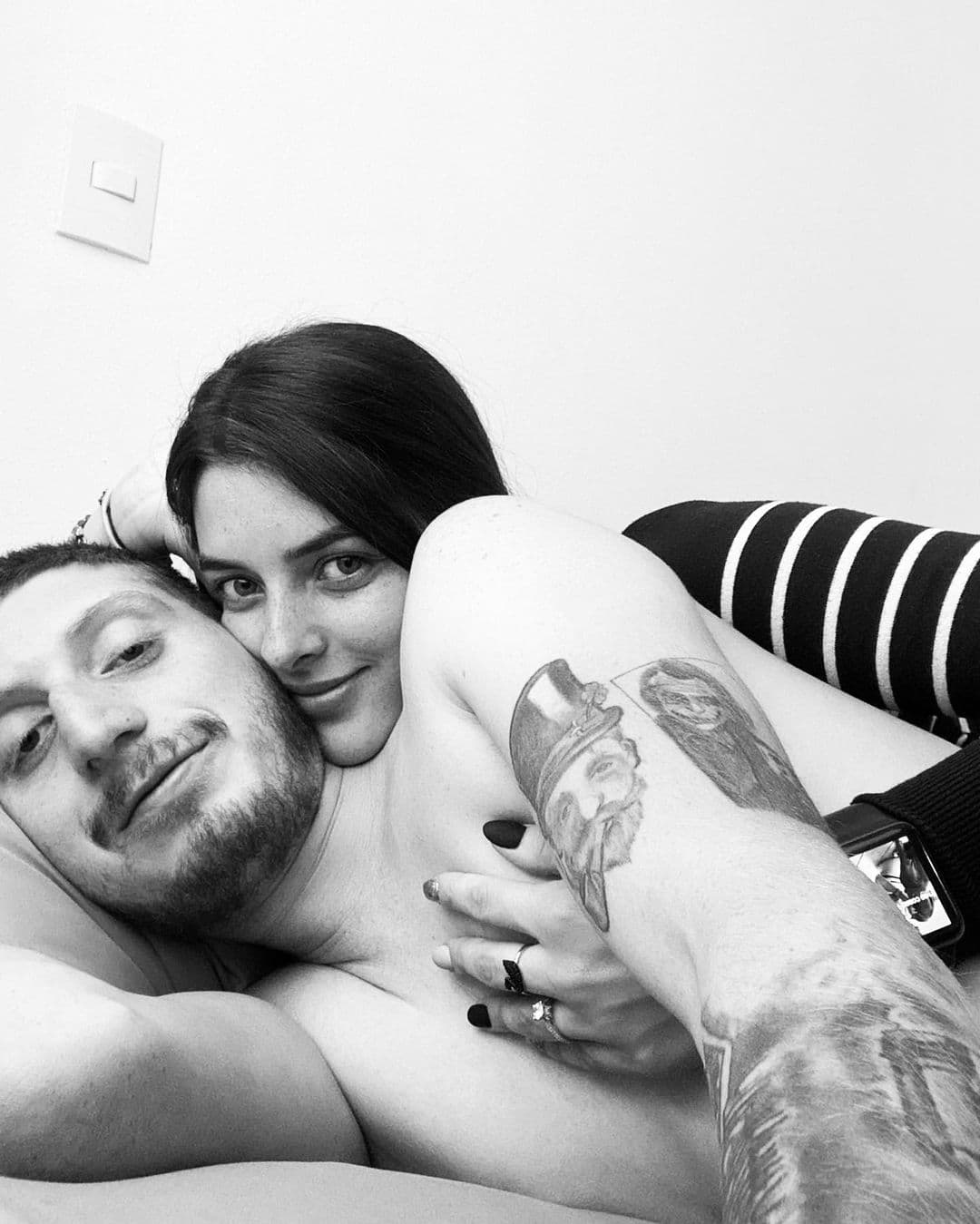 Novia de Octavio Ocaña lo muestra en la cama y enloquece las redes