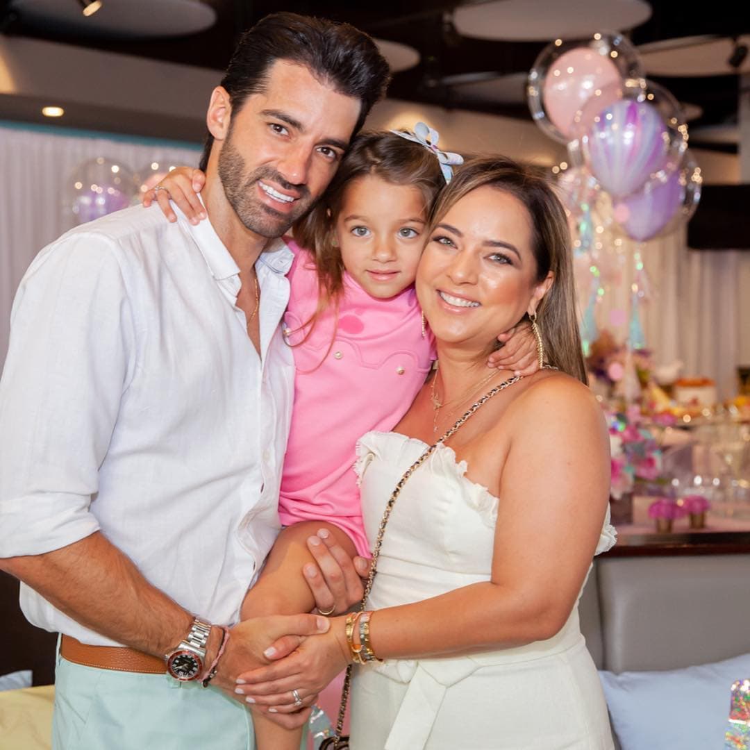 Incluso es común que tanto Adamari López como Toni Costa compartan en sus perfiles personales las extravagantes fiestas de cumpleaños que han organizado con los años para la menor.