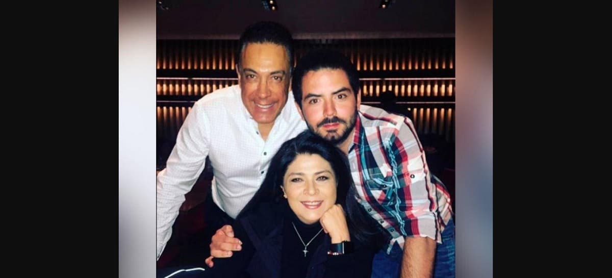 Cuando Omar Fayad se casó con Victoria Ruffo en 2001, se convirtió en el padrastro de José Eduardo Derbez, con quien entabló una gran amistad y hasta la fecha la muestran en público.