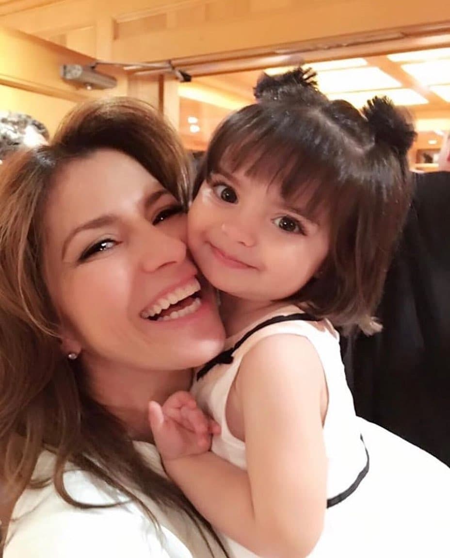 Poco a poco, Aitana dejó claro su gusto por las cámaras, protagonizando tiernos retratos junto a su mamá Alessandra Rosaldo, quien es la que más imágenes comparte de la pequeña.