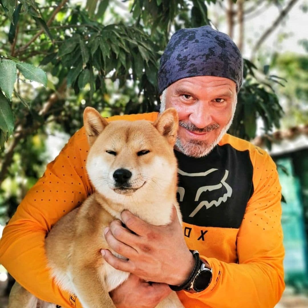 Aunque el perrito, que es de raza Shiba Inu, no tiene redes sociales, el conductor y su esposa Susy Lu, de vez en cuando comparten fotografías junto a él. Incluso, en repetidas ocasiones han mencionado que es el consentido de la familia.
