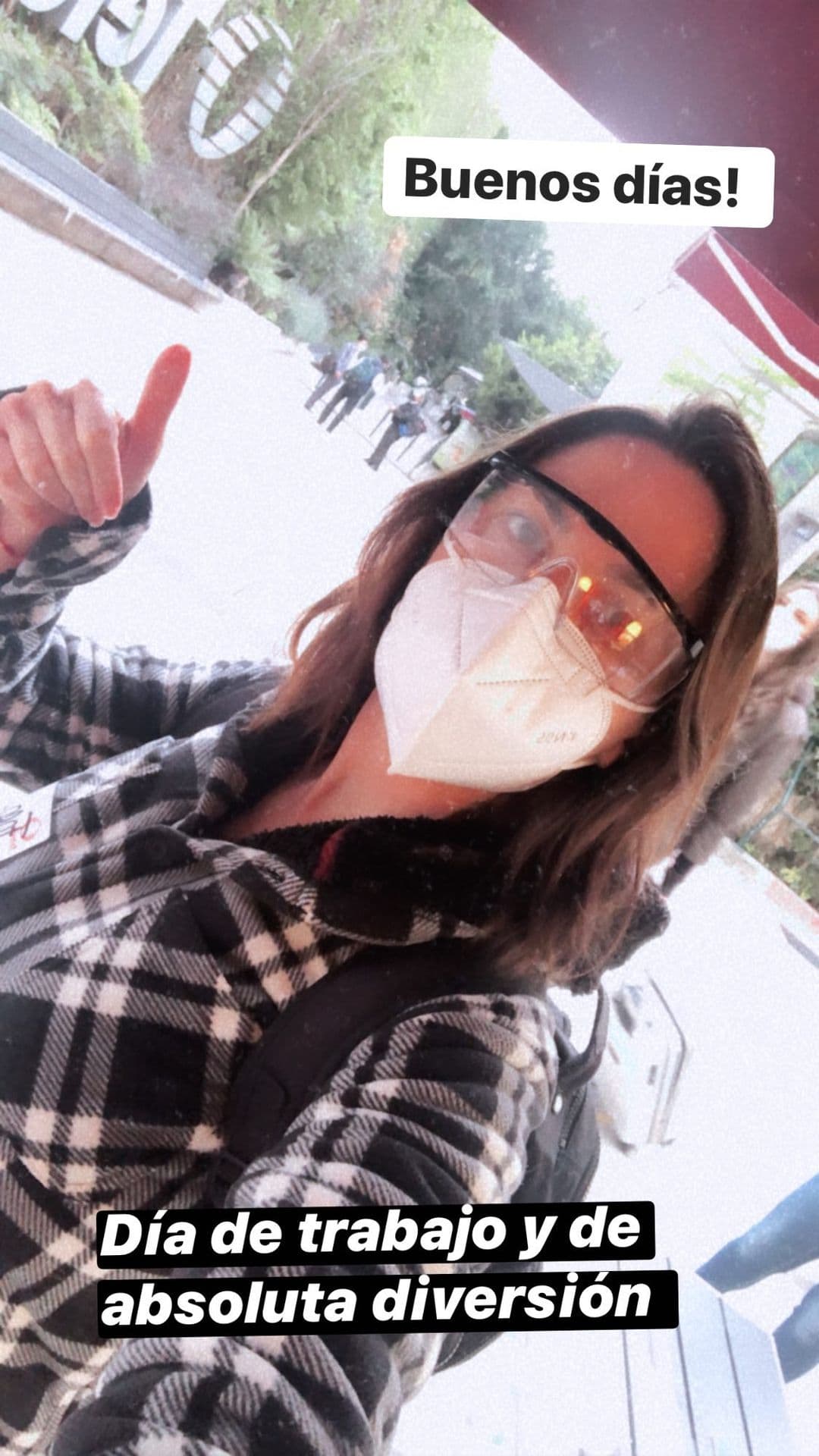 A través de su cuenta oficial de Instagram, la actriz, de 35 años, compartió varios videos en los que mostró que llegó a Televisa con todas las medidas sanitarias necesarias para evitar algún contagio por coronavirus.