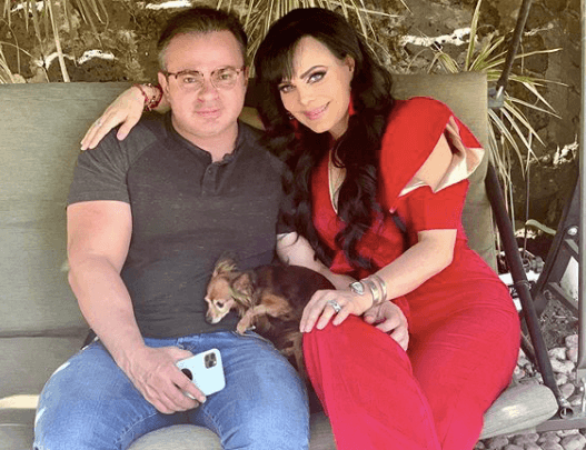 "Así de tu cuello me siento protegida y segura, gracias por estar siempre que te necesito, te adoro Marcó Chacón", expresó la actriz de su marido en su cuenta de Instagram a principios de mayo de 2020.