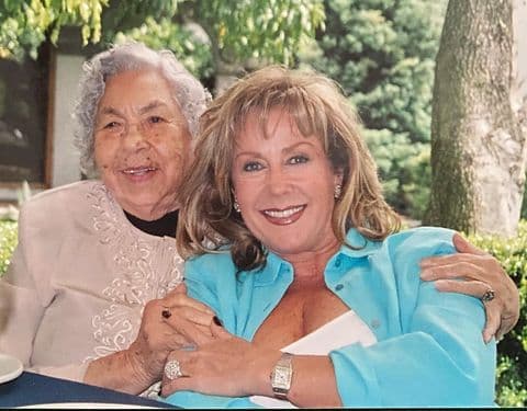 Laura Zapata se quiebra y en llanto habla de la muerte de su abuela