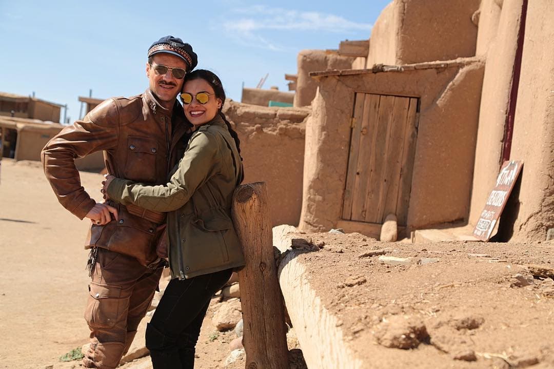 Y es que en diversas ocasiones la joven, de 19 años, les ha dedicado emojis en forma de corazón e incluso frases con las que resalta que le fascina ver a su papá contento y enamorado.