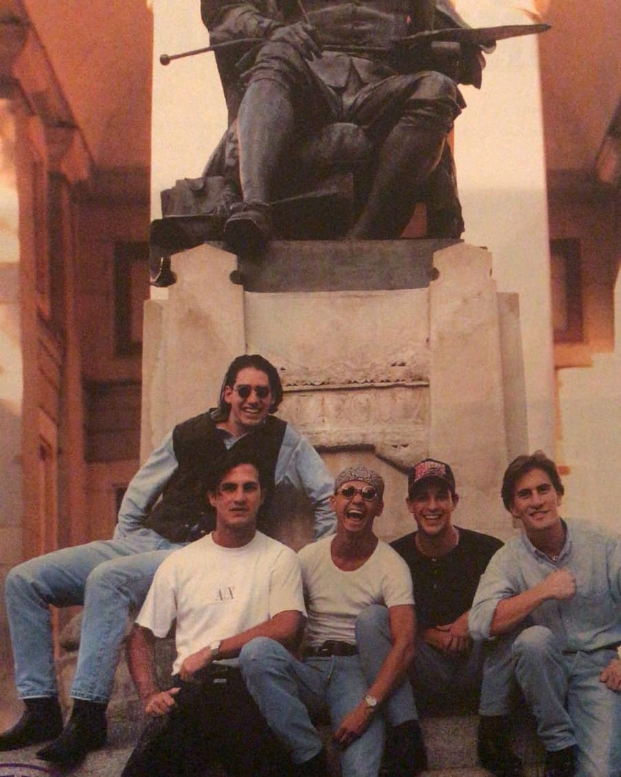 Hugo De La Barreda, mejor conocido como Alex, formó junto a Alan, Mauri, Elías y Tono, una de las agrupaciones juveniles con más éxito de los años de 1993 a 1996.