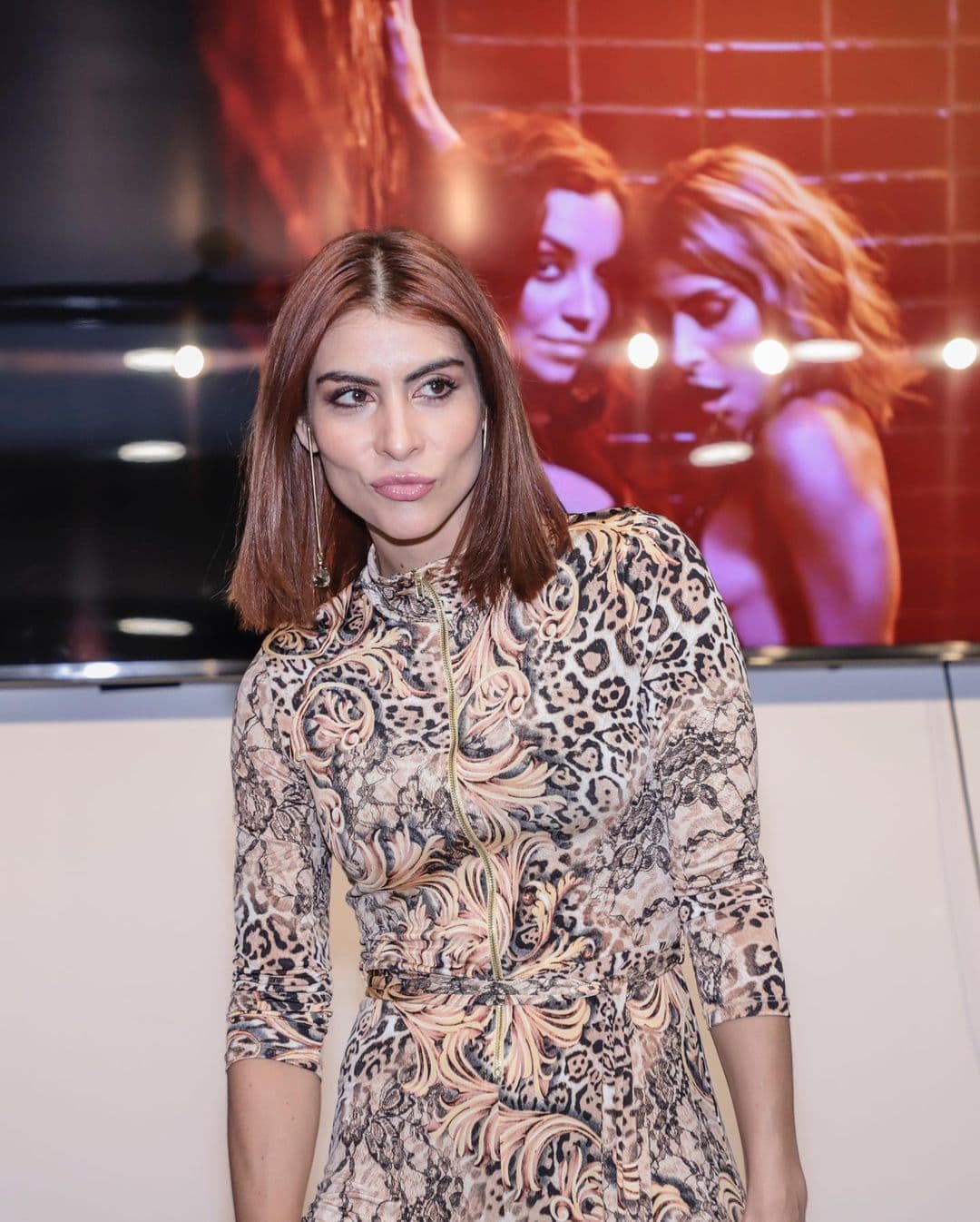 Junto a dicho disco estrenó el video musical de su sencillo, “Locos”, el cual según contó para Telehit, es una prueba de la importancia de visualizar la sexualidad femenina. En aquel entonces los comentarios en torno al video rondaron alrededor del momento en el que Regina Blandón y ella tienen una escena erótica.
<br>