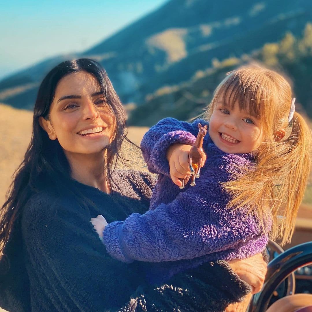 Aislinn Derbez presume diminuta cintura en arriesgado bikini; Kailani le roba la atención