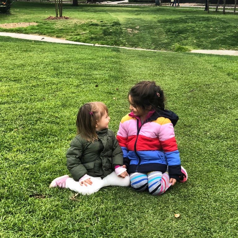 "Amo que se amen como hermanas aunque sean tía y sobrina (que loco ¿no?). Por cierto, creo que en esta cuarentena también me desconectaré de redes sociales por un rato.. detox y reset de todo, lo bueno que aún podemos salir a la naturaleza".