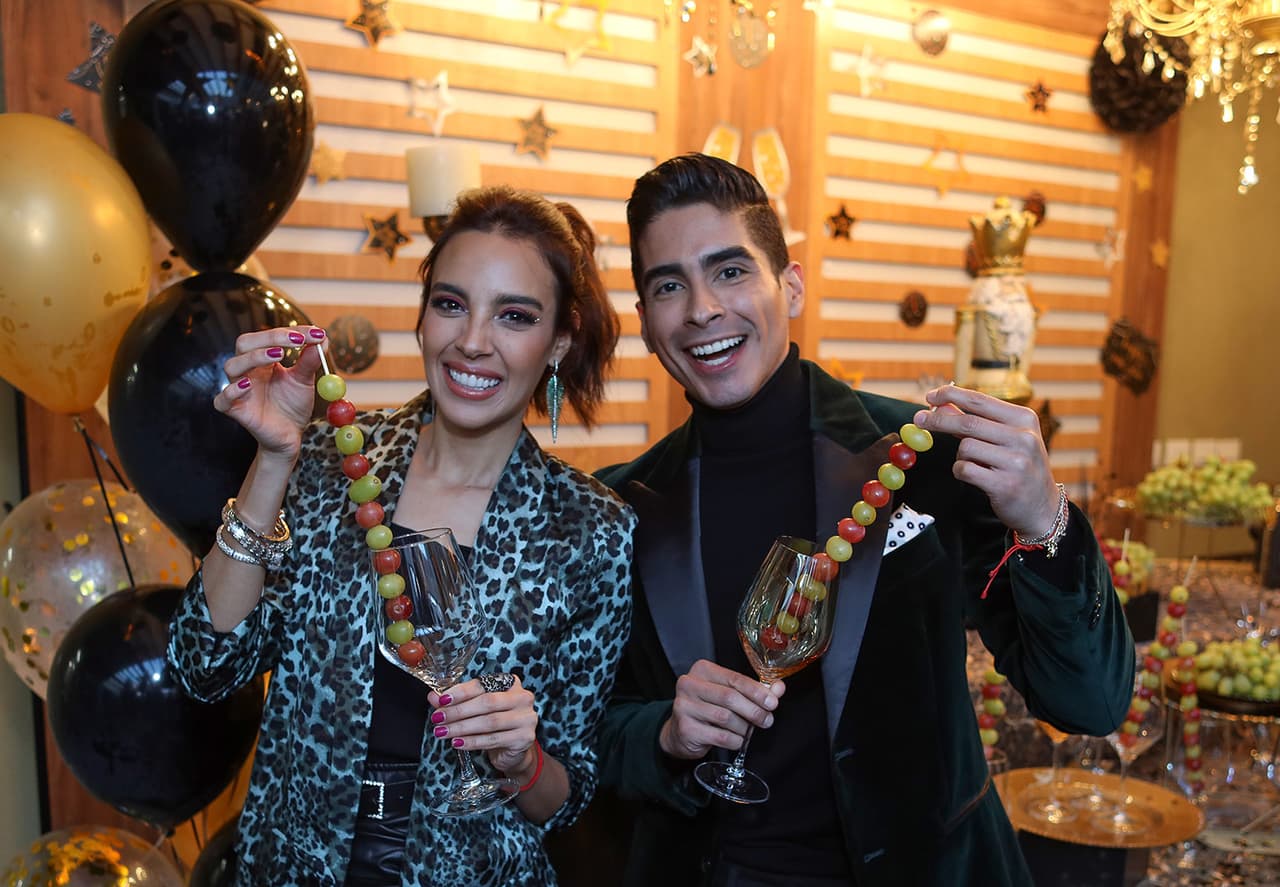 Nuria Gil y Pepe Valdivieso, los nuevos ayudantes de 'Don Tomás', disfrutaron de pedir los deseos con sus 12 uvas ante cada campanada.