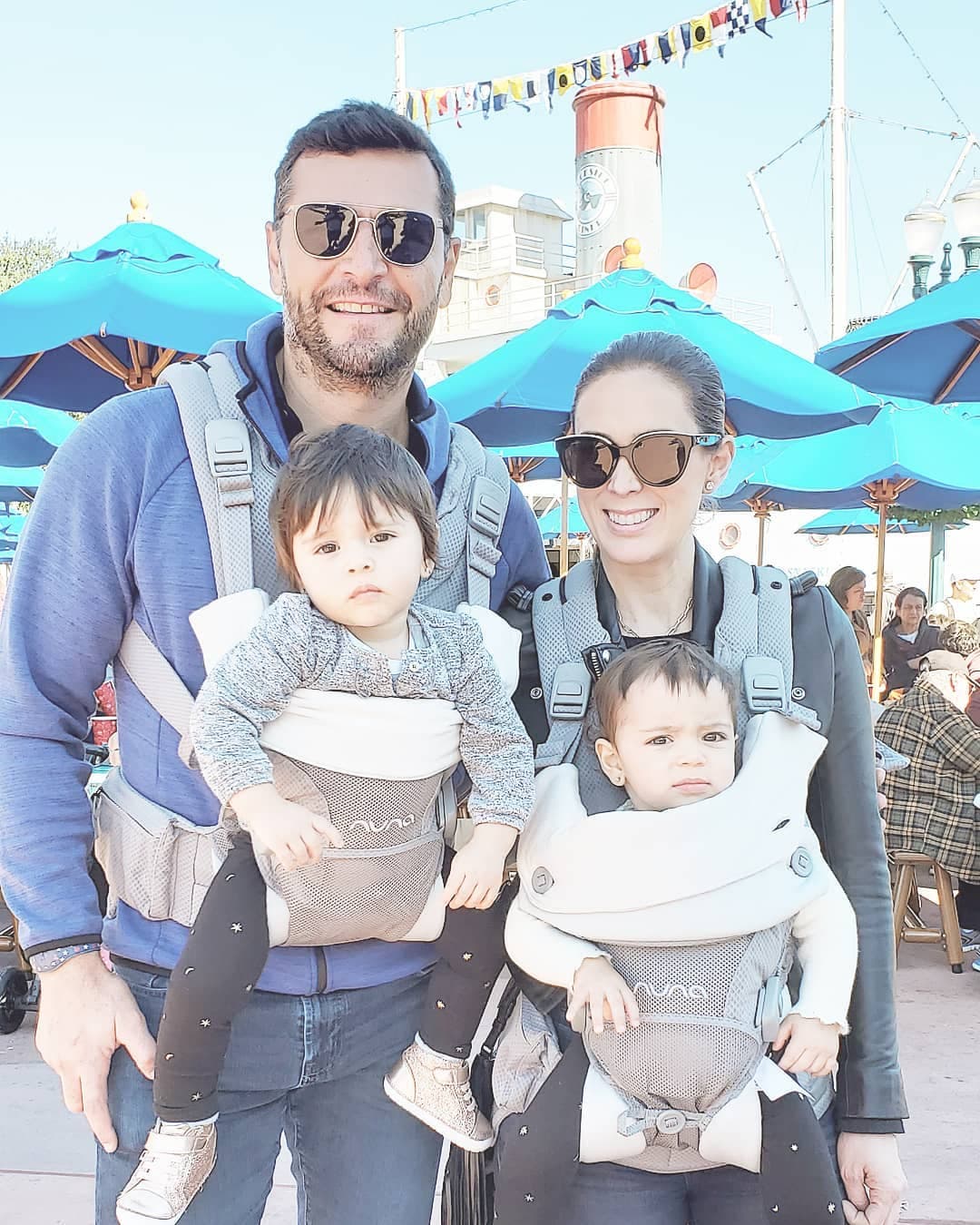 El viaje a Disney no solo lo disfrutaron Jacky, Caro y Regi; también sus mellizas Emilia y Paula, quienes al igual que sus hermanas mayores estuvieron acompañadas por sus abuelos.