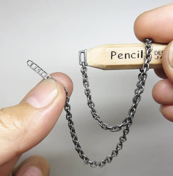 De hecho su obra fue reconocida por la organización Guinness World Records en septiembre de 2020. Al coronarlo como el artista que esculpió la cadena más larga en la punta de un lápiz de grafito.