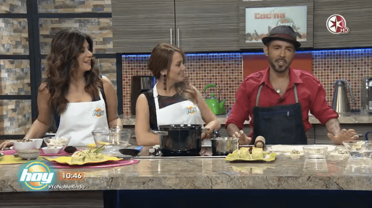 Raviolones de huitlacoche con sabor a albahaca y polvo de chiles