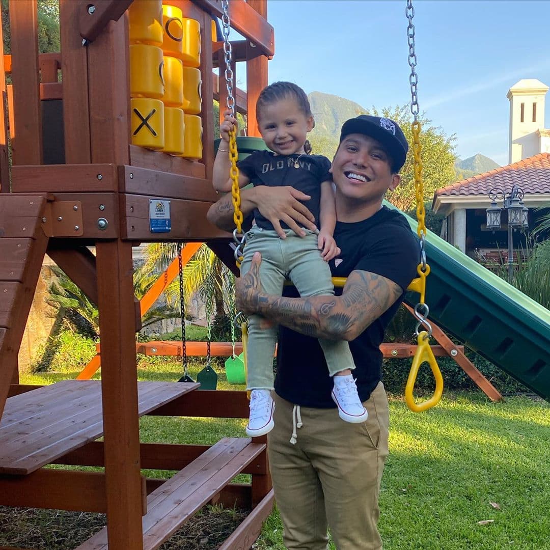 Hija de Edwin Luna se somete a cambio de look con tan solo 2 años: ‘Qué linda se ve con ese color’
