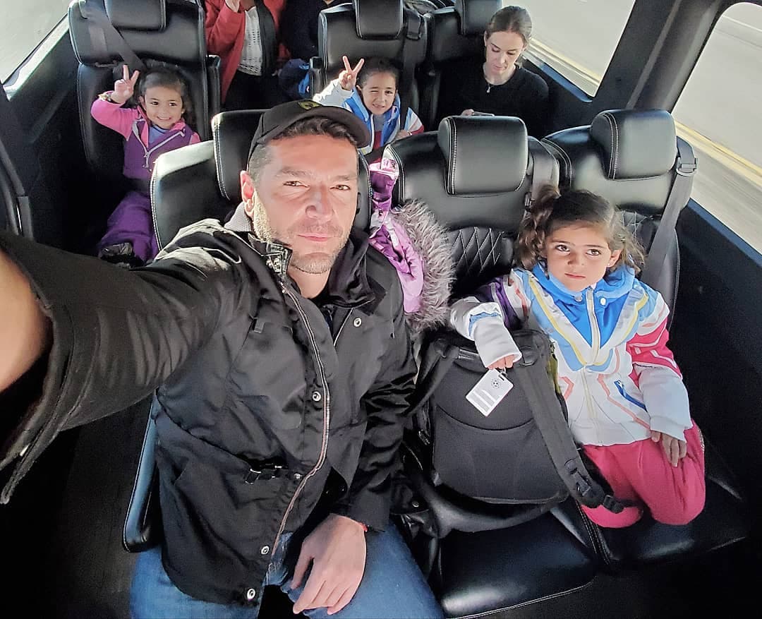 Además de presumir las actividades que realizaron sus hijas mayores, Jacky Bracamontes presumió que sus mellizas, Emilia y Paula, también fueron al viaje y demostró lo grande que están las pequeñas, quien este 20 de diciembre cumplirán un año de vida.