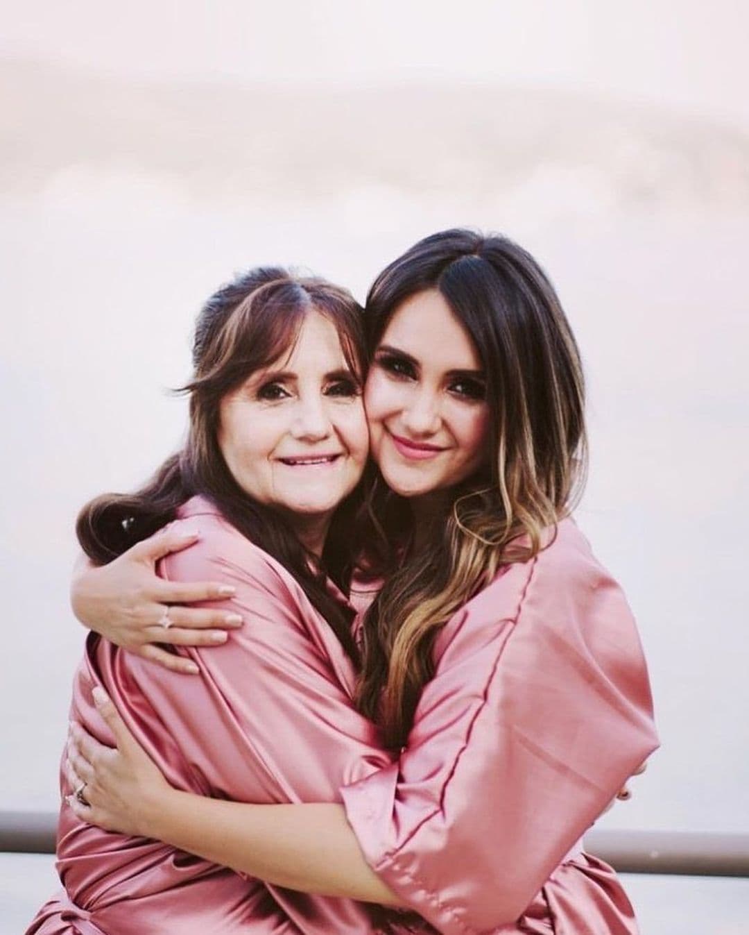 Dulce María y otras famosas que heredaron la belleza de sus madres