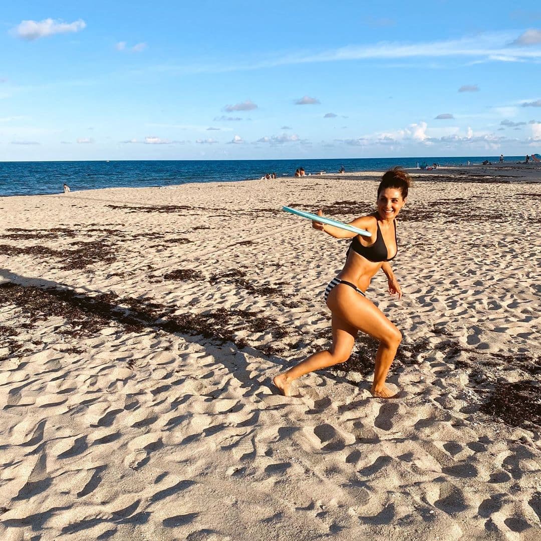 No es la primera vez que Mayrín Villanueva llama la atención por su figura, hace unos días sorprendió a sus más de dos millones de seguidores al aparecer con un bikini similar mientras jugaba frisbee con sus hijos Sebastián y Julia, esta última fruto de su matrimonio con Eduardo Santamarina.
