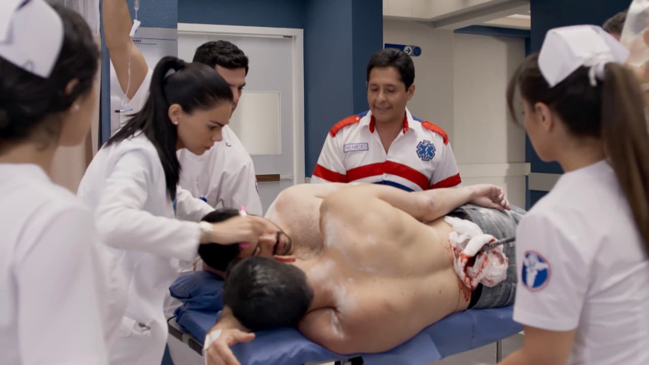 Rubén y Toño llegan heridos al Instituto de Especialidades Médicas, para ser atendidos por Regina.