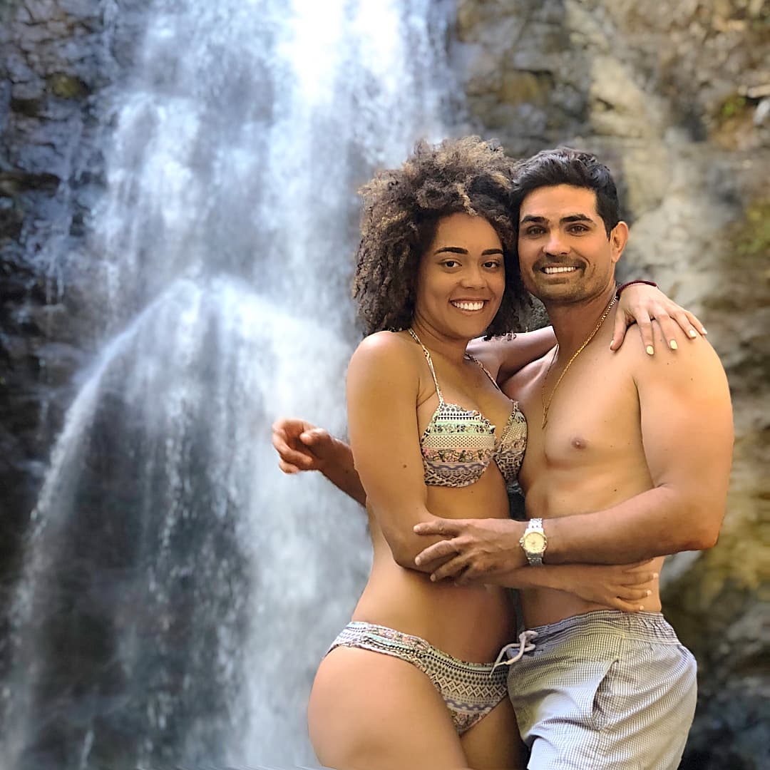 Ferdinando Valencia muestra cómo Brenda Kellerman se mantiene en forma durante el embarazo