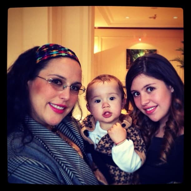 A pesar de la distancia que las separa, pues Angélica Vale vive en Estados Unidos y Nicole en la Ciudad de México, ambas llevan una estrecha relación, al igual que con su otra hermana Carla, quien es la hija mayor del matrimonio entre Raúl y Arlette Pacheco.