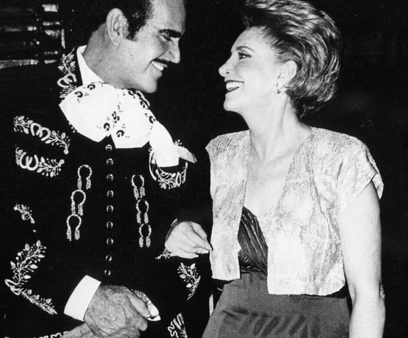 Vicente Fernández es sinónimo de éxito, es hablar de un ícono mexicano que trascendió fronteras para convertirse en una leyenda de la música regional mexicana. Pero toda esta recopilación de merecidos adjetivos siempre fue atribuida por el propio cantante al sostén, acompañamiento, entendimiento y amor incondicional que fue para su vida personal y profesional María del Refugio Abarca, su inseparable esposa, Doña Cuquita.