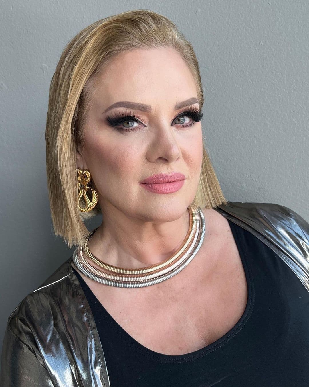 Erika Buenfil se deja ver sin una gota de maquillaje