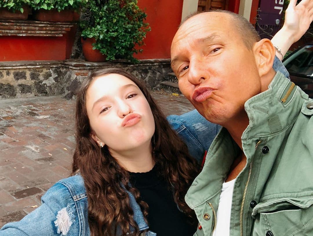 “Igualito a Mía”, “Wow, Mía es idéntica a ti”, “Padre e hija son igualitos”, “Por un momento de confundí con Mía”, “Toda la carita de tu hija Mía”, “Muy bello, como Mía”, “Igual de precioso que Mía”, “Ya veo de quién heredó Mía su belleza”, fueron algunos de los mensajes que recibió Erik Rubín en su perfil.